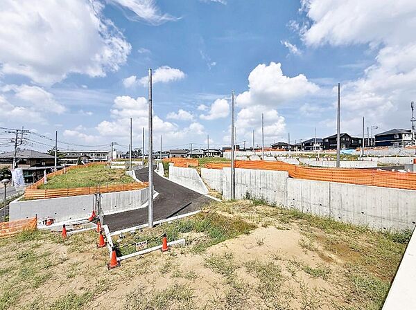 建築条件なし土地分譲だから。全区画115平米以上の広さに南ひな壇というポテンシャルの高い分譲地。注文住宅を希望される方のために建築条件なし土地分譲といたします。