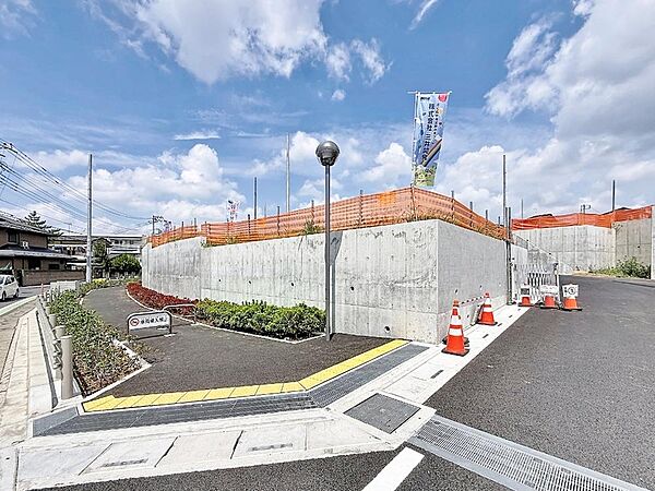 ～街区内新設の入口～分譲地内のための新しい道路を新設いたしました。分譲地外周には緑道（開発公園）を設け、訪れる人を優雅に迎え入れます。分譲地内は6m新設道路、お車の回転広場を随所に配置しております。