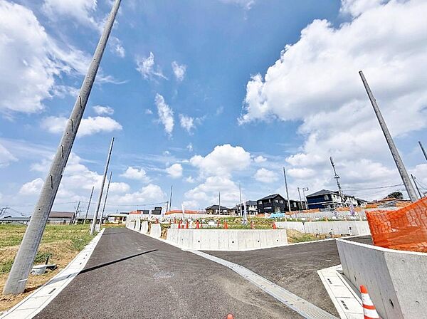～生活の舞台は大宮～大宮区隣接の地で大宮駅まではまっすぐ自転車でも約11分程度、バス停も徒歩1分～3分程度、バス乗車時間も16分前後と大宮駅を身近に、自転車、バス、徒歩、車とシーンに合わせて選択。