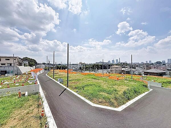 ～大宮を望む邸宅地～大宮区に限りなく近い見沼区の高台に佇む邸宅用地。大宮を望む高台に自由にご家族の思いを描く。大きな空と開けた開放感に包まれる全50区画の大型私邸街区の誕生です。