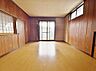寝室：「2階洋室10帖」家族の成長に合わせてフレキシブルに使える広々とした洋室。大きな窓から光が差し込み、明るく開放的な空間で、笑顔あふれる毎日を。