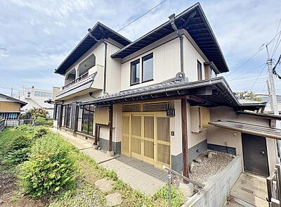 外観:瓦屋根と木材が織りなす、温もりある和風の佇まい。この家で、家族の笑顔あふれる素敵な思い出をたくさん育んでください。 外観:瓦屋根と木材が織りなす、温もりある和風の佇まい。この家で、家族の笑顔あふれる素敵な思い出をたくさん育んでください。