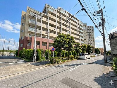 外観:時代の流れに惑わされないシックなカラートーンで街並みに溶け込む外観は、主張し過ぎず、また平凡になり過ぎず絶妙なコントラストで輝きを放ちます。 外観:時代の流れに惑わされないシックなカラートーンで街並みに溶け込む外観は、主張し過ぎず、また平凡になり過ぎず絶妙なコントラストで輝きを放ちます。