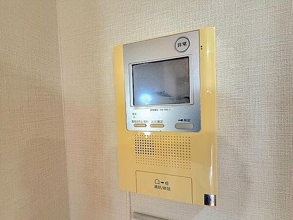 お部屋の中から来訪者が見えるモニタ付きインターホンは現代防犯の必需品。