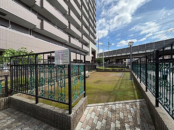 お子様を安心して遊ばせられるスペースがございます。