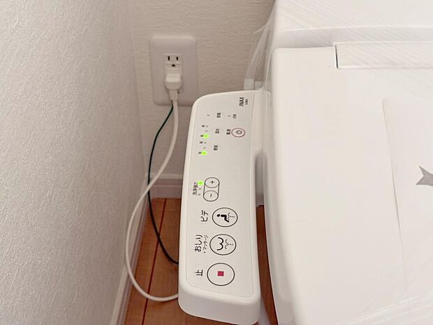 日本を訪れた外国の方で「使ってみて驚いた」と仰る方の多い、ウォシュレット。おしりを優しく洗ってくれるだけではなく、パワー脱臭機能なども備え、快適な空間を創出する機能もございます。