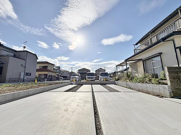 広々とした駐車スペースは複数台の車を停められ、来客時も安心です。お子様の送り迎えや買い物にも便利で、家族のカーライフを豊かにします。