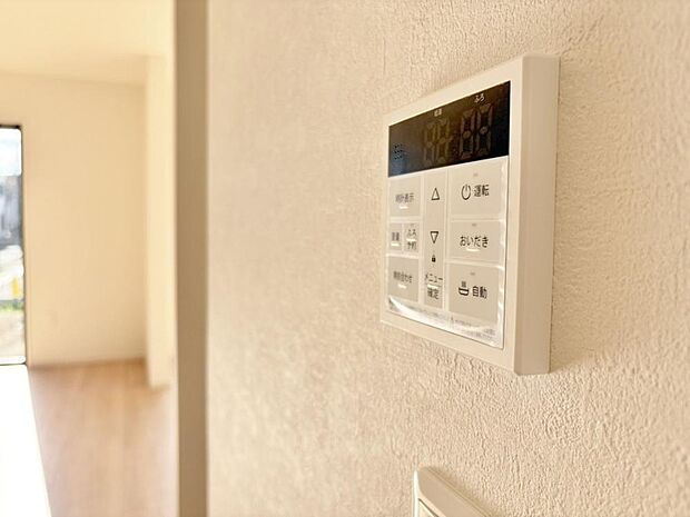 お風呂場と台所に操作リモコンがあり、キッチン近くにある給湯リモコンは、お料理の最中でもリビングで寛いでいるなかでもボタン一つで簡単に沸かせて便利ですね。