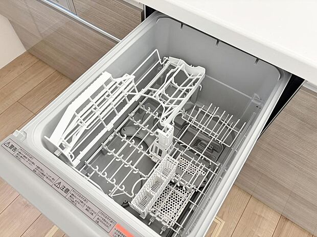 「ビルトインタイプ食器洗乾燥機」通常の手洗いでは使用出来ないほど高温のお湯や高圧水流を使うことにより汚れを効果的に落とすことができる。殺菌効果が非常に高く哺乳瓶などを使う家庭で需要が高く大変便利。