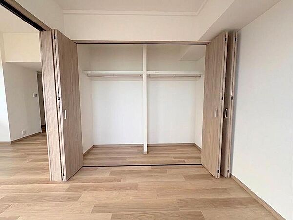 Bedroom 2のクローゼット天井近くまでの高さがあり、大容量の収納力が自慢ですハンガーパイプと棚板付きで、衣類から小物まで、すっきりと整理整頓できます