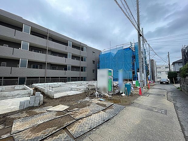 2駅利用可。「浦和駅」徒歩22分、「中浦和駅」徒歩13分。