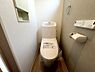 トイレ：温水洗浄便座付きの清潔感あふれるトイレ。上部にはトイレットペーパー等をしまえる収納棚付き。