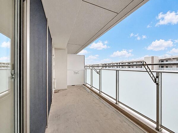 ～14階からの開放感～15階建の14階部分に位置し、高層階ならではの抜けるような眺望をお楽しみいただけます。周囲の視線を気にすることなく、青空を身近に感じながらリフレッシュできる特等席です。