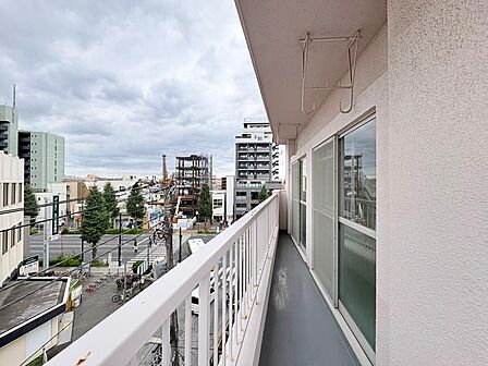 充分な広さが確保されたバルコニー。日当たりのよいエリアですので、多くの陽光が降り注ぎ、室内には陽だまりを生み出してくれます。