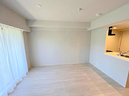 大きな窓から自然光が広がる明るいリビングダイニング。手前にキッチンがあり、家事動線もスムーズ。シンプルな間取りで、お好みの家具レイアウトを楽しめます。※一部AI加工あり。