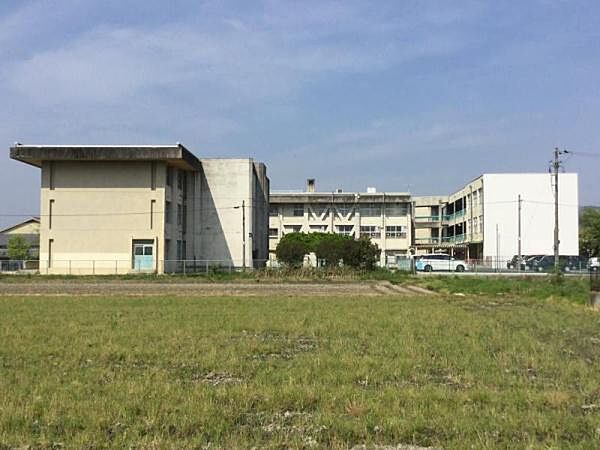 片桐小学校まで1700m