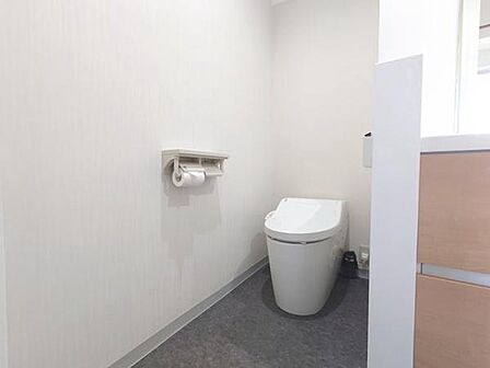 ウォシュレット機能付きのタンクレストイレで、すっきりとした空間と快適な使用感を実現。