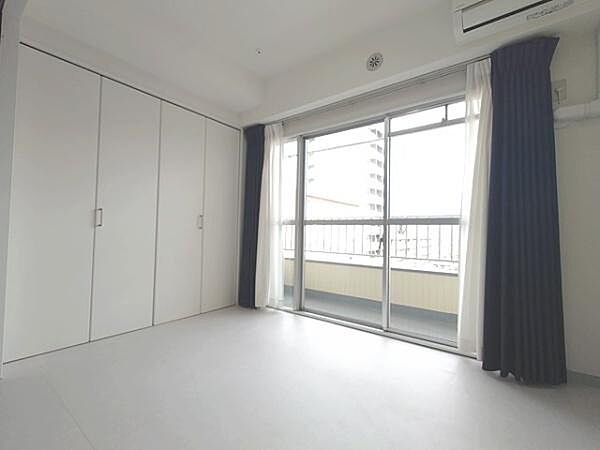 収納充実で室内スッキリ。眺望良好、採光たっぷりの明るい居室です。