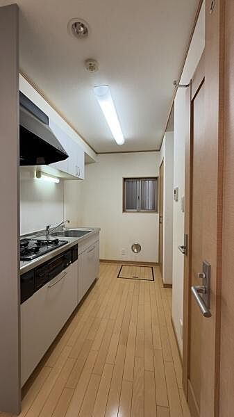 1階キッチンです。システムキッチンかつ収納スペースもあるためお料理するのにも便利です！