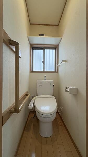 温水洗浄機能付きです！棚もあり便利です！手すり付きなので、足腰に自信が無くてもご利用できます。