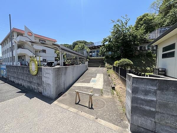日野わかくさ幼稚園まで425m
