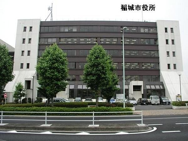 稲城市役所まで666m