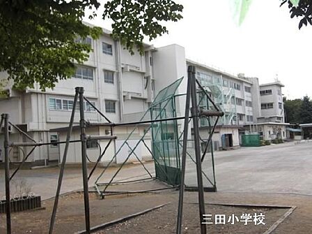 川崎市立三田小学校まで696m