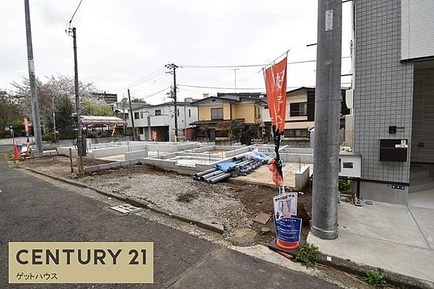 現地のお写真です。右側がA棟となります。現地見学後に完成物件の見学、建物仕様のご説明も可能です。皆様のお問い合わせをお待ちしております。