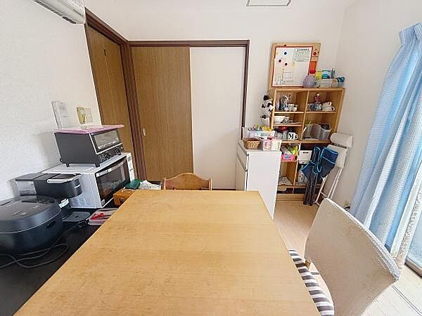 リビングは明るい日差しが差し込む空間です。収納棚があり整理整頓もしやすい特徴があります。テーブルやチェアを設置しやすいレイアウトとなっております。キッチン家電もまとめて置けるスペースがあります。