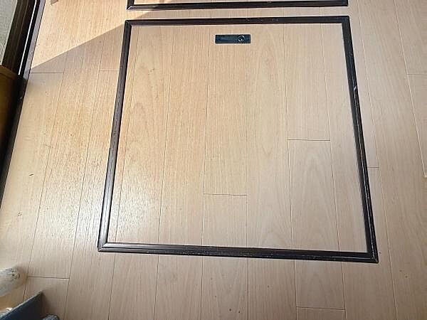 床下収納が設けられており限られたスペースでも収納力を確保できます。すっきりとしたデザインで室内の邪魔になりません。床面とフラットな仕上がりが特徴的です。手軽に開閉できる取っ手付きです。