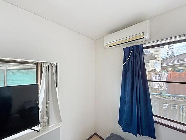 2面採光で室内が明るくエアコンが設置されている洋室です。ホワイトを基調とした壁が空間を広く感じさせます。窓からの眺望も楽しめるお部屋です。テレビの配置もしやすく家具のレイアウトが自由です。