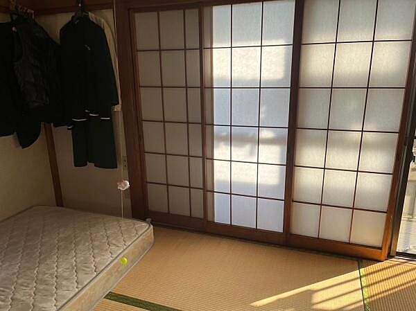 障子から差し込むやわらかな光が和室の雰囲気を引き立てます。畳がしっかりと敷き詰められており和の趣を感じられる空間です。押入れや収納スペースも充実しており使い勝手の良さが魅力です。
