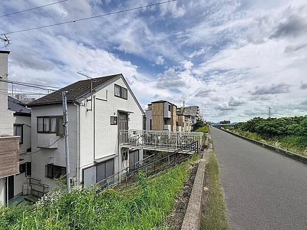 前面道路が広く通行しやすい環境です。住宅街の落ち着いた雰囲気が感じられます。空が広く開放感もあります。周囲は自然も豊かで周辺環境が良好です。建物の外観も整っています。
