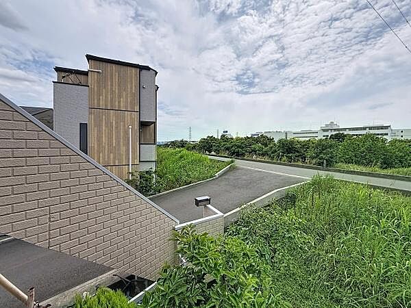 現地からの眺望は開放感があり周囲には緑が広がっています。道路も幅があり車の出入りもしやすそうです。建物の外観もシンプルで周囲と調和しています。