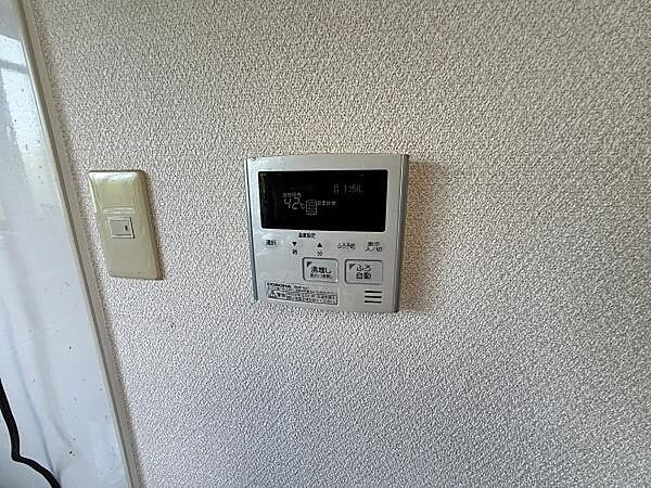 壁に設置された給湯リモコンは使いやすい位置に配置されておりワンタッチで設定が可能です。操作パネルも見やすく現在の温度や動作状況が一目で確認できます。