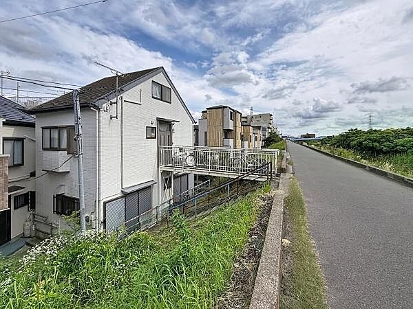 住宅が並ぶ落ち着いた雰囲気のエリアです。広がる空と開放感のある道路が特徴的です。自然を身近に感じられるロケーションが魅力です。大きな窓が印象的な外観です。