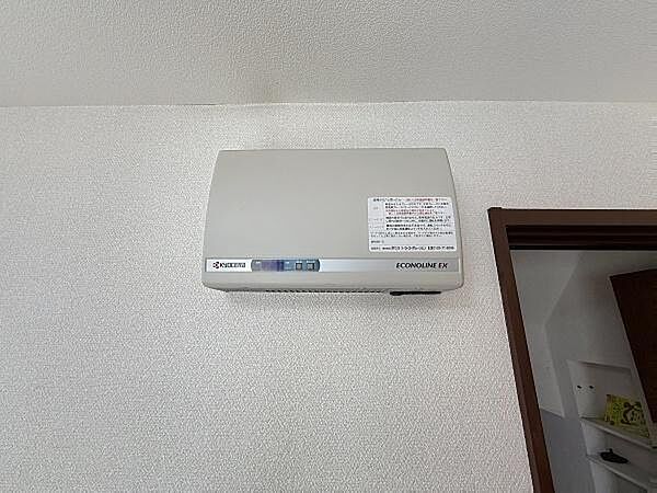 壁面に設置されたエコノナビ搭載の設備です。シンプルなデザインで室内の雰囲気に調和します。お手入れも簡単な位置に設置されており操作パネルも見やすい仕様です。機器の状態も一目で確認できます。