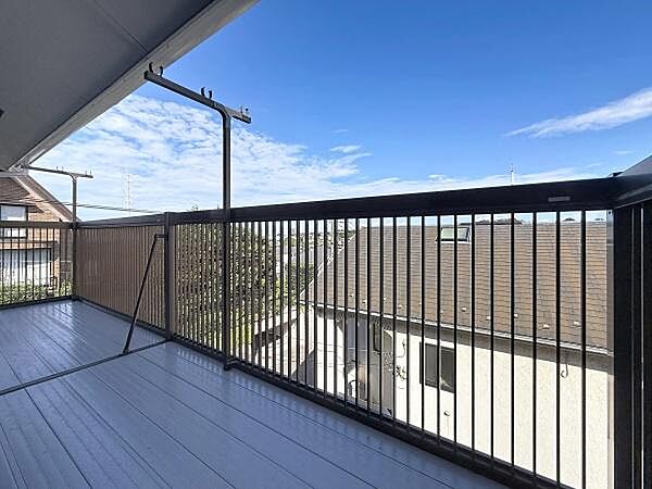広々としたバルコニーが特徴で開放感のある空間が広がります。日当たりも感じられるためさまざまな用途に使いやすいです。しっかりとした柵で安心感もあります。周囲の景色も見渡せる快適なバルコニーです。