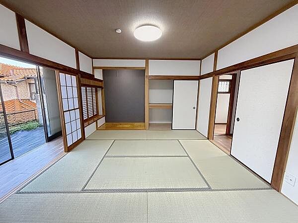 和の趣を感じられる落ち着いた空間です。畳の上でゆったりと過ごせます。襖や障子から柔らかな光が差し込みます。収納スペースも充実しています。バルコニーへのアクセスも便利です。
