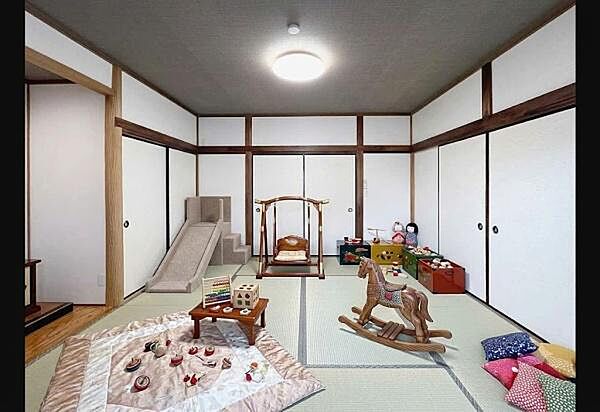 広々とした和室が特徴です。収納力のある押入れが多くすっきりとした空間を保てます。畳の上でくつろげる落ち着いた雰囲気が魅力です。インテリアなどはAIを使用したCGによる合成画像です。
