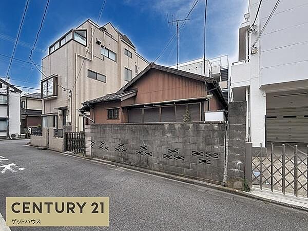 落ち着いた住宅街に位置する現地土地写真です。周辺は静かな雰囲気が広がっています。前面道路は車通りも少なく安心感があります。建替えやリフォームをご検討の方にもおすすめです。