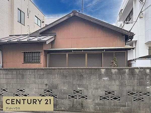 閑静な住宅地に位置する現地土地写真です。