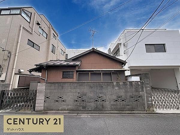現地土地写真です。周辺は住宅が建ち並び道路に面した立地となっています。前面道路は車の通行も可能な幅員です。土地の利用計画に合わせて検討しやすい形状です。現地の様子をしっかりとご確認いただけます。