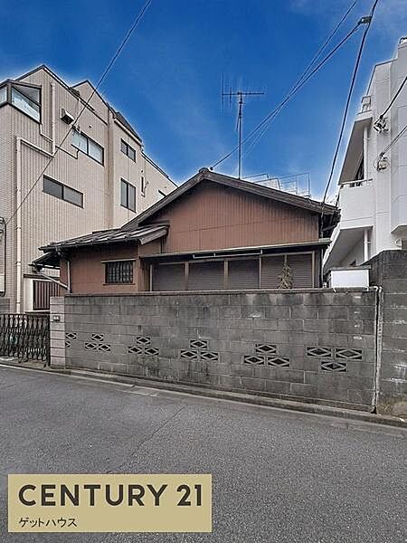現地土地写真では周囲の建物や道路の幅員が確認できます。接道状況が分かりやすく土地の形状や隣接状況も一目で把握できます。現況をしっかり確認できる点が特徴です。