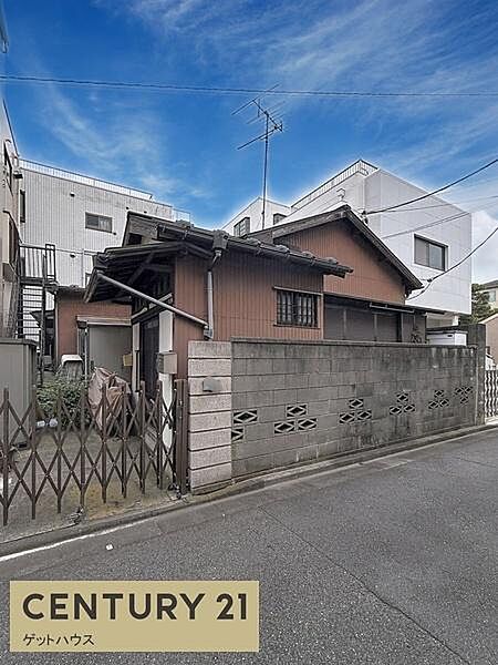 前面道路に面した現地写真です。落ち着いた街並みの一角に位置しています。道路幅も十分に確保されています。周囲には住宅が整然と並んでいます。静かな環境で車の通行も安心です。