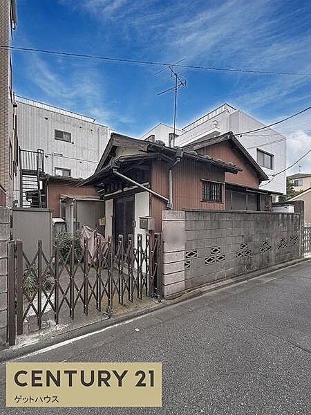 落ち着いた街並みに建つ風格ある佇まいの住まいです。前面道路がしっかり舗装されており車の出入りも安心です。