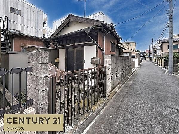 前面道路が広めで車の出入りもスムーズに行えます。住宅街に位置するため交通量も比較的少なめです。現地の立地環境や周辺の建物の様子も一目で把握できます。道路沿いでアクセスも良好です。