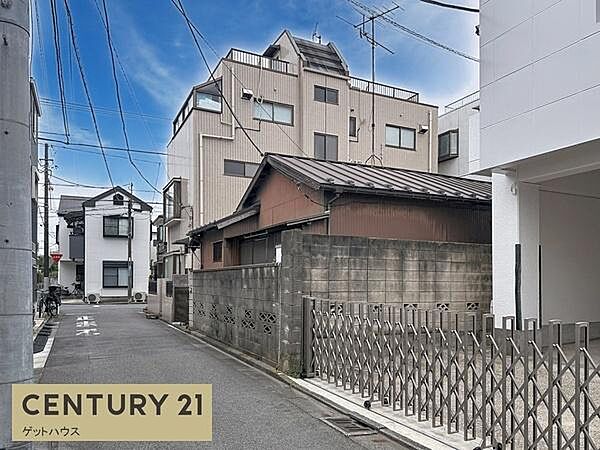周囲には住宅が立ち並び落ち着いた街並みをご覧いただけます。前面道路はフラットで見通しが良いのが特徴です。現地の雰囲気が伝わる写真となっております。
