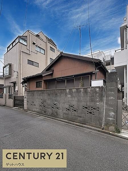 落ち着いた住宅街に位置する物件です。前面道路の幅員も十分で車の出し入れがしやすい設計です。周辺には住宅が立ち並び静かな雰囲気が特徴です。壁に囲まれておりプライバシーも守られやすい造りです。