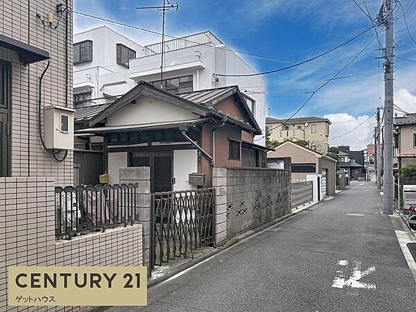 前面道路は車の通行にも便利な幅員が確保されています。周辺は落ち着いた住宅街で静かな環境が広がっています。物件は道路に面しておりアクセスも良好です。通路には余裕があり見通しも良いのが特徴です。